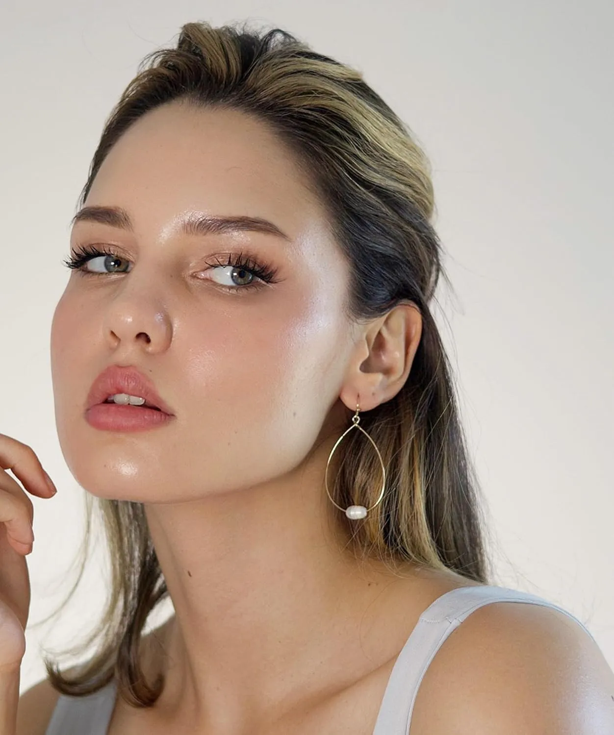 POMINA Lightweight Pearl Hoop Earrings, Gold Open Teardrop Pearl Dangle Drop Earrings for Women