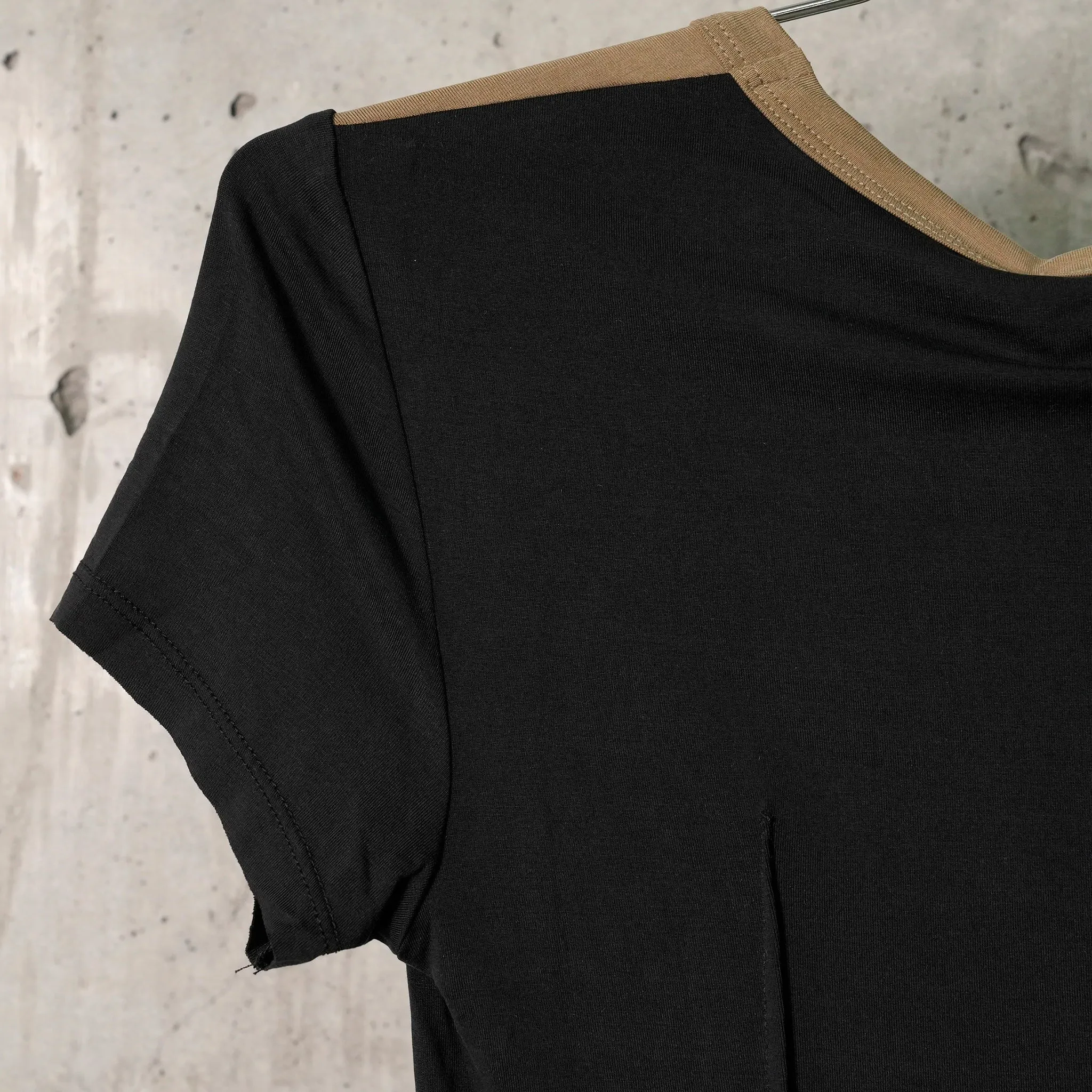 PRINTED SHORT SLEEVES T-SHIRT / OLIVE/BLACK
